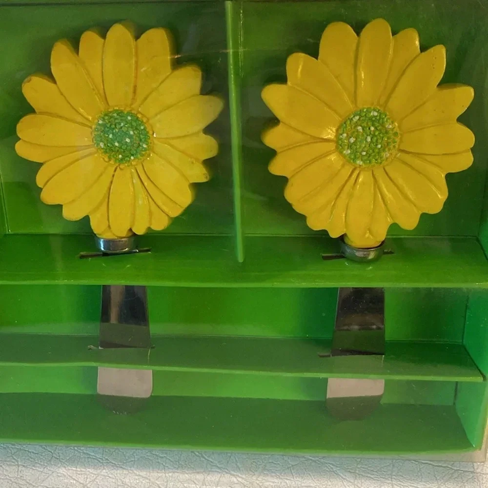 NIB Sunflower Spreaders🌻